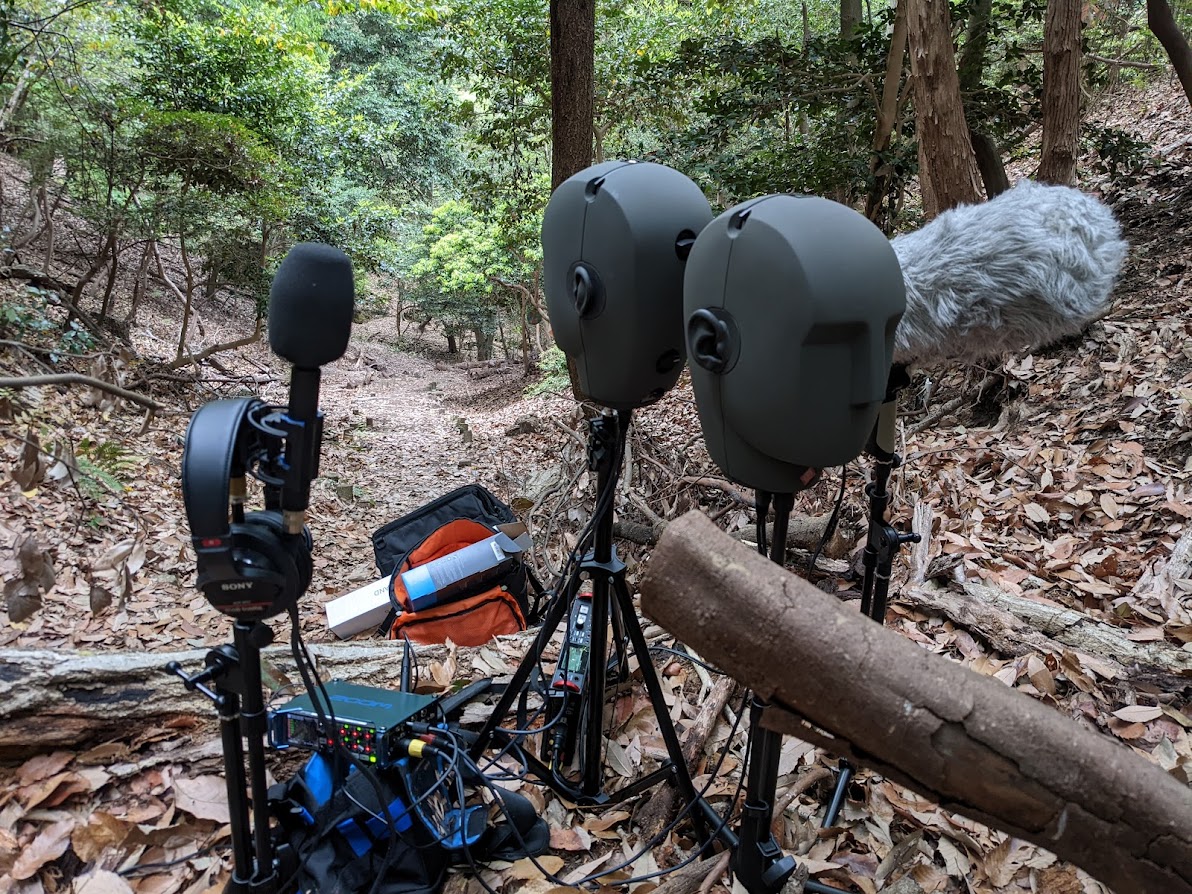 屋外での環境音収録。ダミーヘッドマイク2台とガンマイクを設置