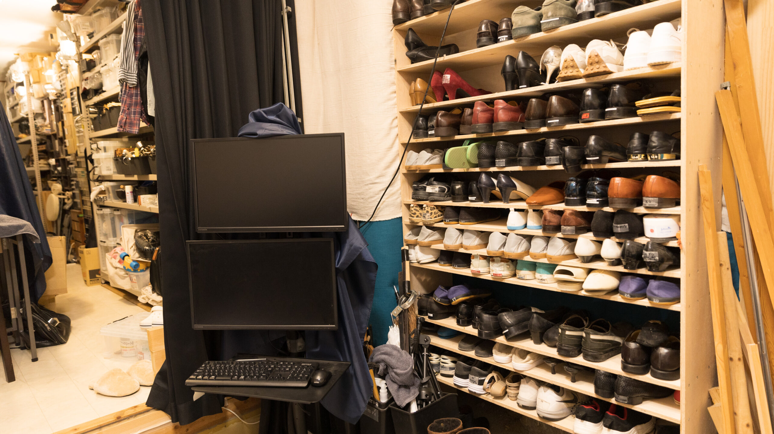 臨場研のフォーリー専用スタジオ。足音用の履物と小道具が並ぶ棚